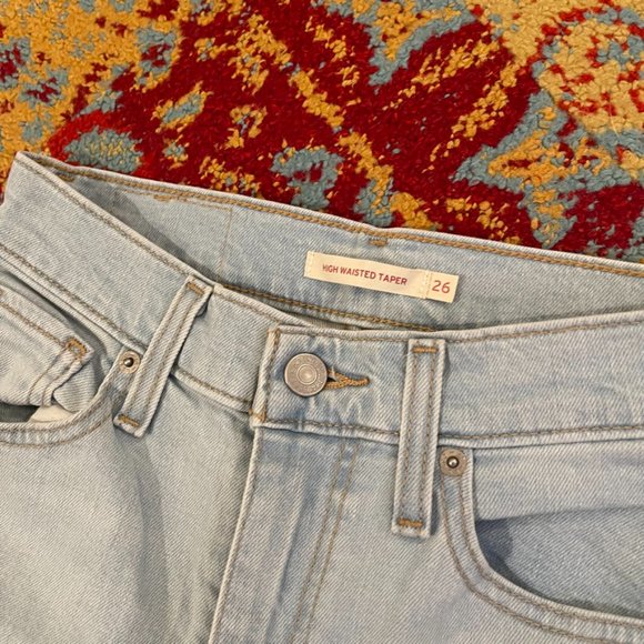 Levi's Light Wash High Wasited Jeans - Picture 2 of 4